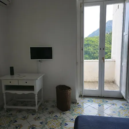 Casa Nina- Con Vista Mare E Terrazza A Raito, Costiera Amalfitana Bed and breakfast
